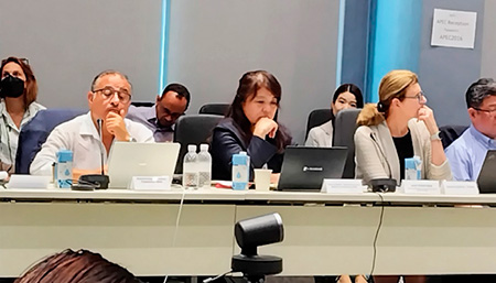 製薬協の中川祥子常務理事（中央）、国際規制調整部の加藤真理子部長（右奥）